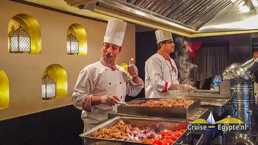 Warm buffet met slow cooking op het cruiseschip. slow cooking