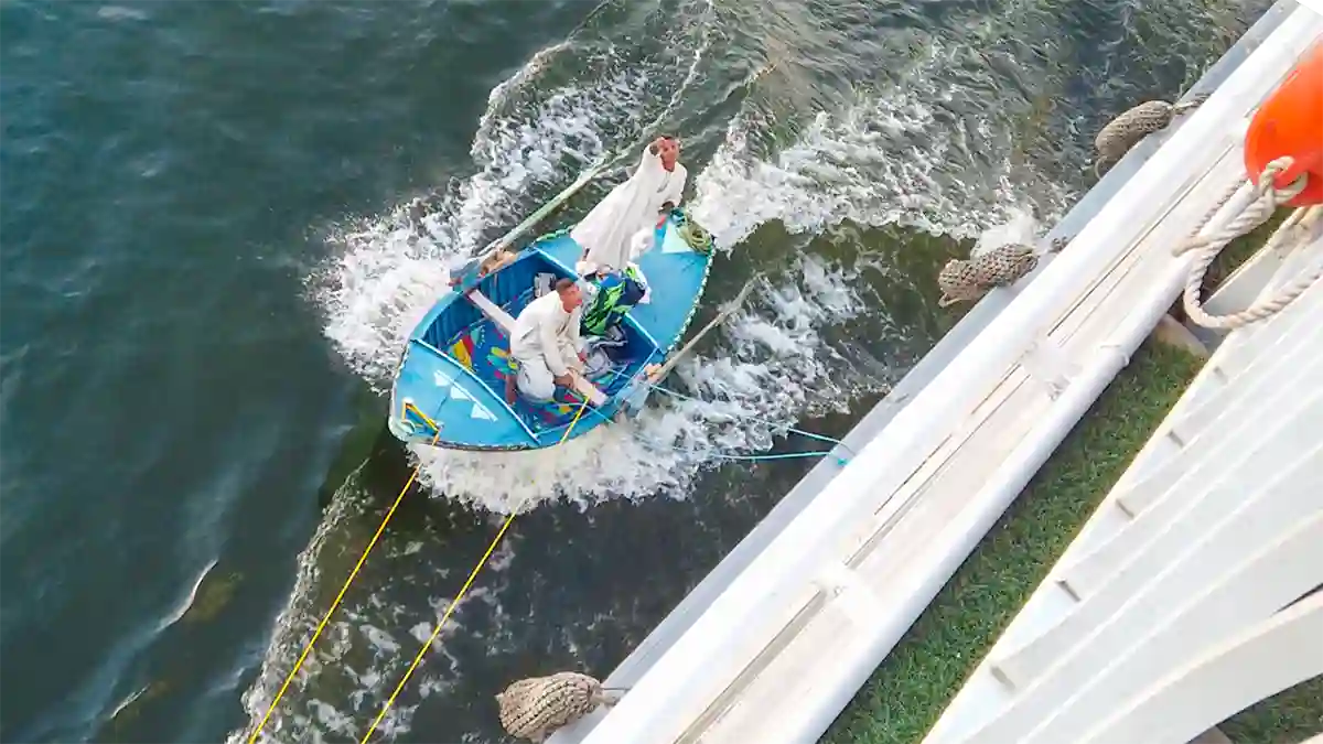 Handelaren verkopen hun waren vanuit een roeibootje.