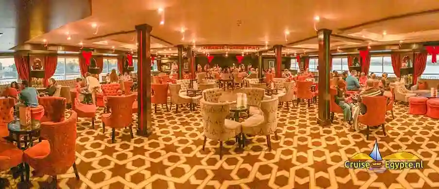 Gezellige lounge op het cruiseschip. Panorama lounge
