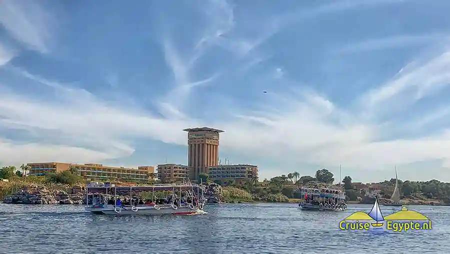 Varen langs het Elephantine eiland op de Nijl.