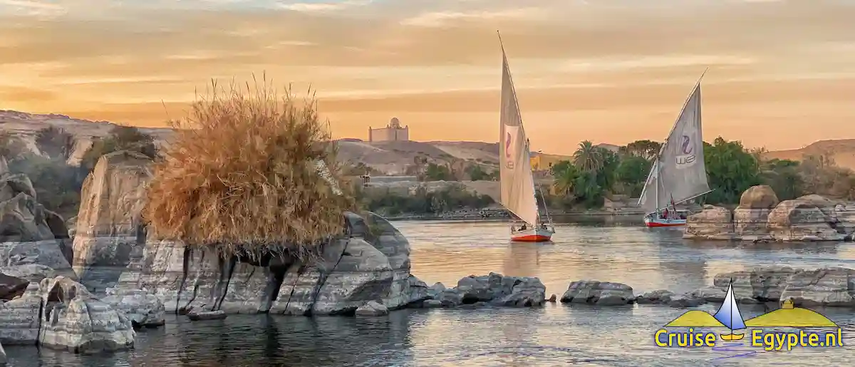 De Nijl in Aswan tijdens zonsondergang.