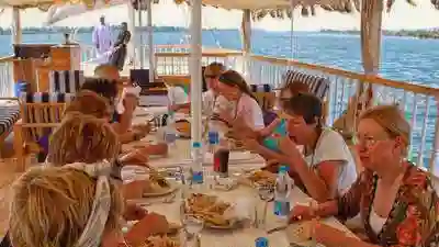 Lunch op het zeilschip met je reisgezelschap.