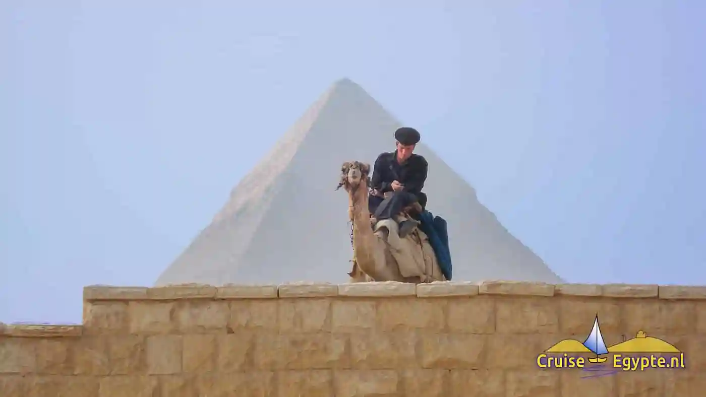 Egypte Piramide van Chefren met beambte op een dromedaris.
