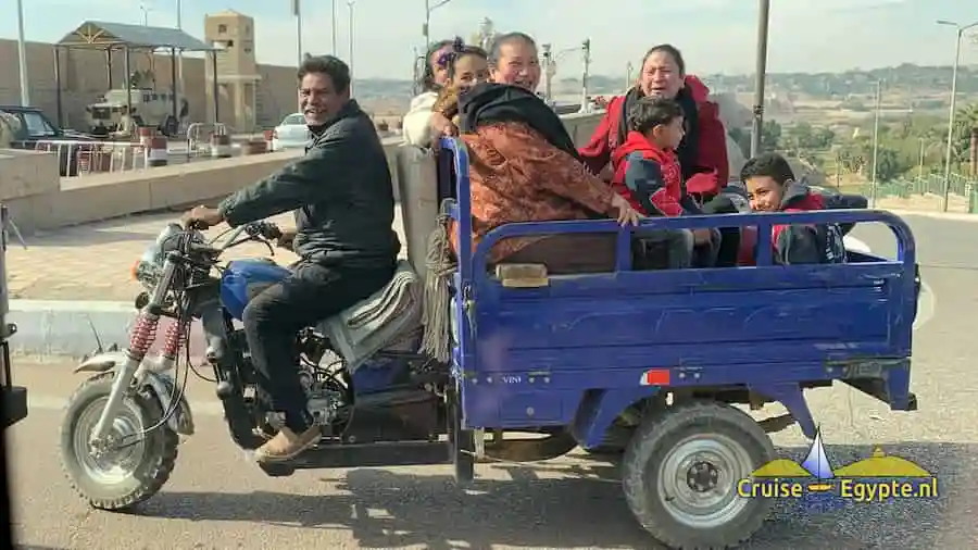 Familie pickup brommer achterop