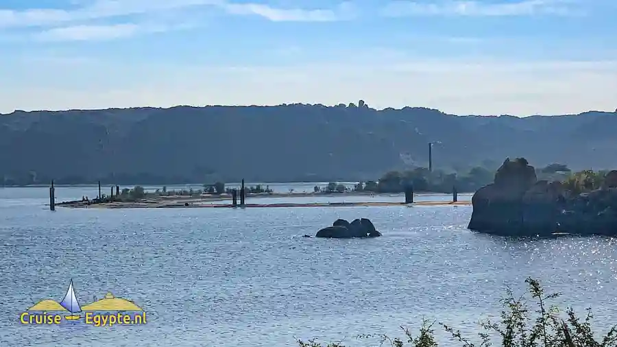 Philae verzwolgen door het water.