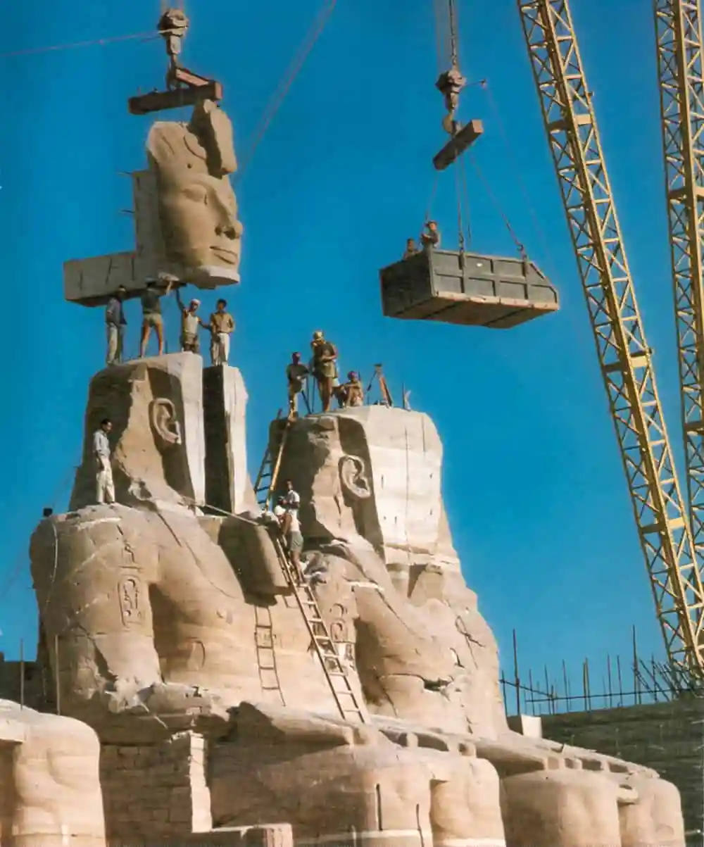 Ramses II word als een puzzel weer in elkaar gezet tijdens de verplaatsing van de tempel.