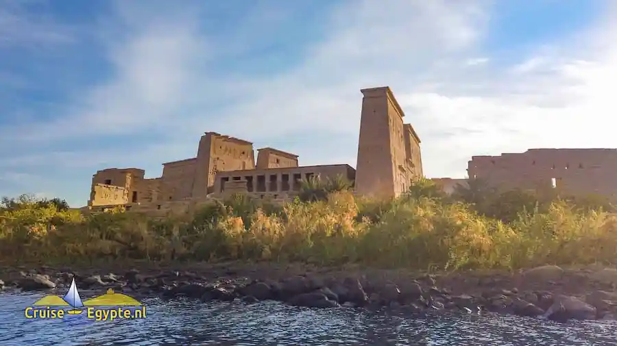 Met moterbootje langs de Philae tempel.