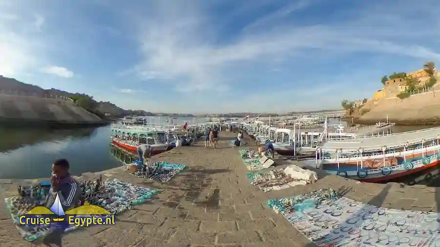 Moterbootjes aan de kade voor de overtocht naar Philae tempel.