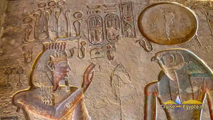 Muurreliëf van Merneptah en zonnegod ra graf KV8.
